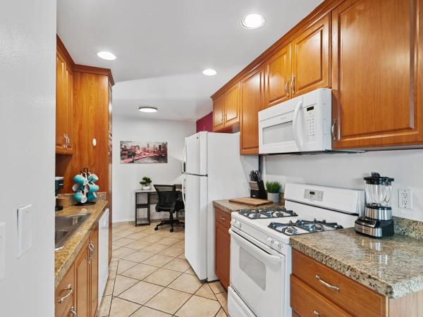 Beverly Hills Chic 2 bed 2bath with Patio and Parking 309 : photo 2 de la chambre appartement 2 chambres