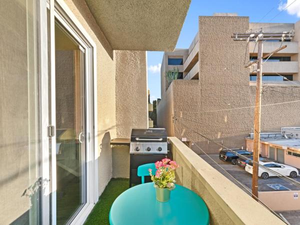 Beverly Hills Chic 2 bed 2bath with Patio and Parking 309 : photo 5 de la chambre appartement 2 chambres