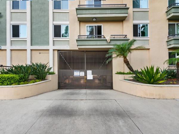 Beverly Hills Chic 2 bed 2bath with Patio and Parking 309 : photo 7 de la chambre appartement 2 chambres
