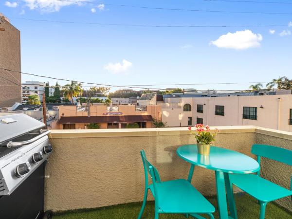 Beverly Hills Chic 2 bed 2bath with Patio and Parking 309 : photo 8 de la chambre appartement 2 chambres