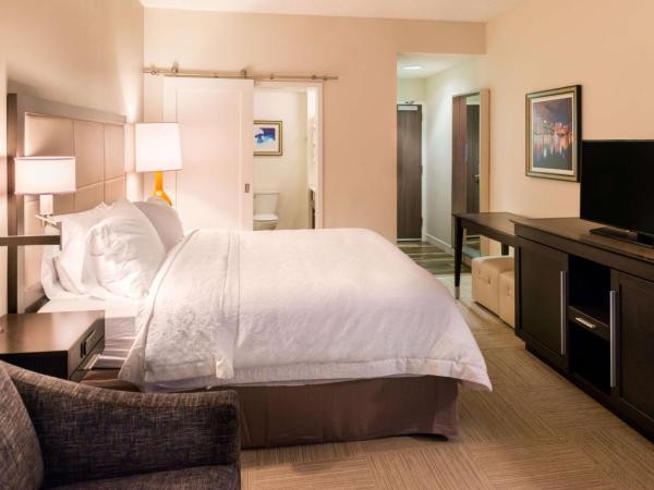 Hampton Inn & Suites Orlando-East UCF : photo 1 de la chambre chambre lit king-size avec canapé-lit - non-fumeurs