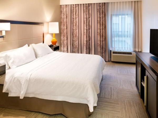 Hampton Inn & Suites Orlando-East UCF : photo 2 de la chambre chambre lit king-size avec canapé-lit - non-fumeurs