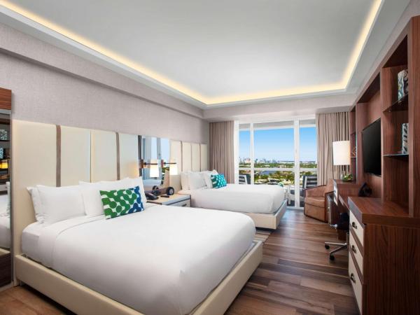 Conrad Fort Lauderdale Beach : photo 1 de la chambre studio with two queen beds and intracoastal view
