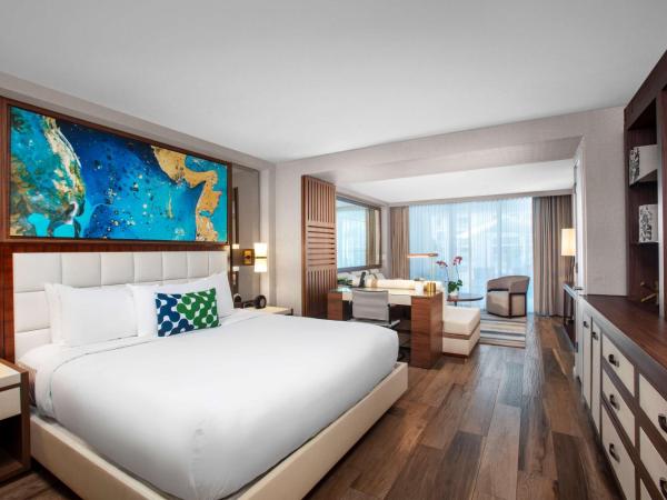 Conrad Fort Lauderdale Beach : photo 1 de la chambre poolside junior suite with mobility accessible tub