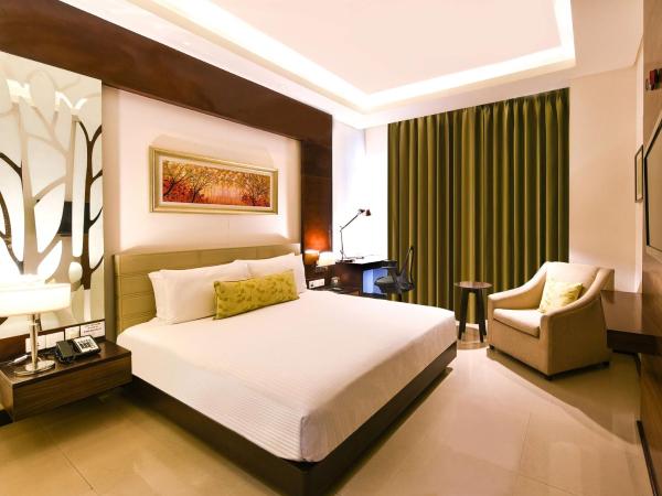 DoubleTree by Hilton Gurugram Baani Square : photo 2 de la chambre chambre lit king-size - accessible aux personnes à mobilité réduite