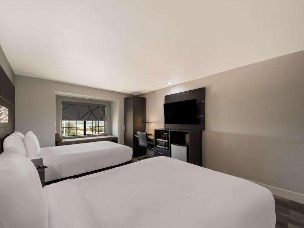 Best Western SeaWorld San Antonio : photo 1 de la chambre chambre double avec 2 lits doubles et baignoire - accessible aux personnes à mobilité réduite/non-fumeurs