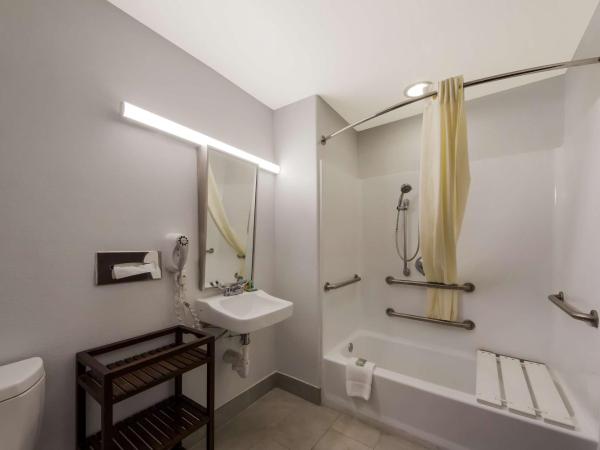 Best Western SeaWorld San Antonio : photo 4 de la chambre chambre double avec 2 lits doubles et baignoire - accessible aux personnes à mobilité réduite/non-fumeurs