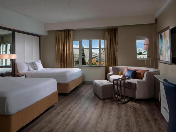 Courtyard Miami Beach South Beach : photo 1 de la chambre chambre avec 2 grands lits queen-size