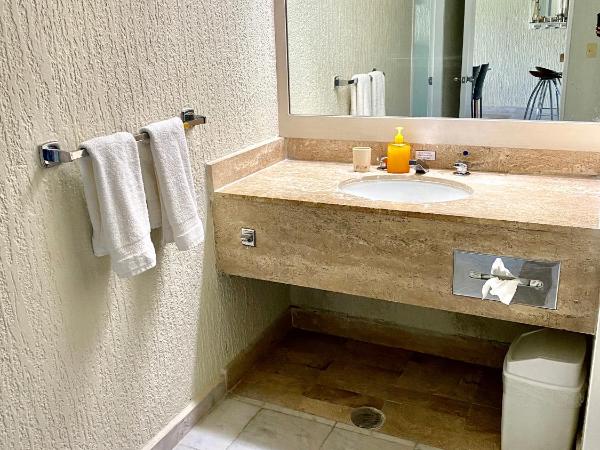 Condo in Ocean Front Resort : photo 6 de la chambre appartement - vue sur jardin