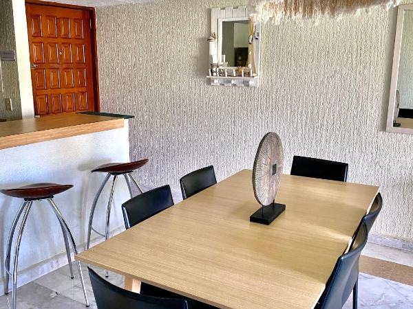 Condo in Ocean Front Resort : photo 7 de la chambre appartement - vue sur jardin