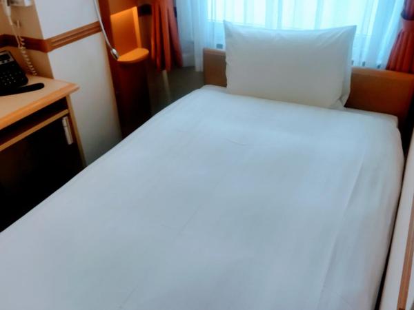 Toyoko Inn Shin-Osaka Chuo-guchi Shinkan : photo 2 de la chambre chambre lits jumeaux - fumeurs