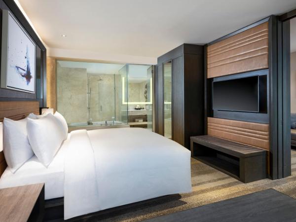 DoubleTree by Hilton Surabaya : photo 2 de la chambre suite deluxe avec lit king-size