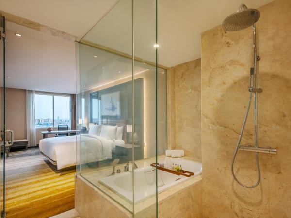 DoubleTree by Hilton Surabaya : photo 4 de la chambre suite deluxe avec lit king-size