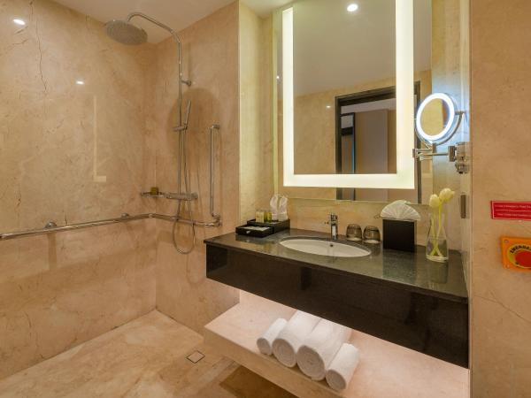 DoubleTree by Hilton Surabaya : photo 2 de la chambre chambre lit king-size - accessible aux personnes à mobilité réduite