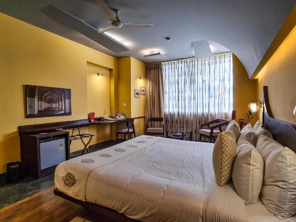 Ekaa Villa near Taj Mahal : photo 2 de la chambre chambre lit king-size avec balcon