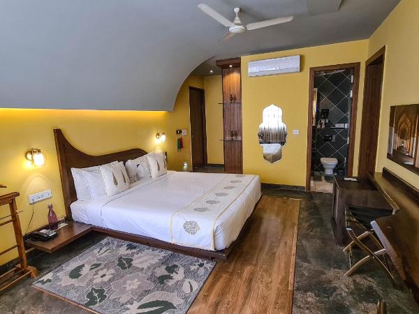 Ekaa Villa near Taj Mahal : photo 3 de la chambre chambre lit king-size avec balcon