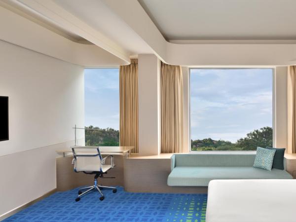 Fairfield by Marriott Hyderabad Gachibowli : photo 3 de la chambre executive suite, 1 queen bed, sofa bed, city view