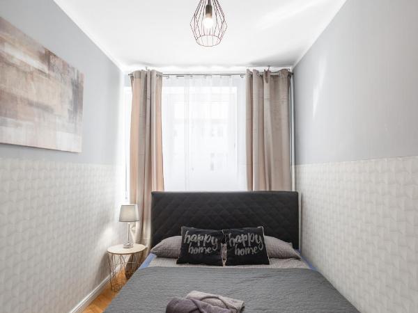 ClickTheFlat Żurawia Street Apart Rooms : photo 1 de la chambre chambre double avec salle de bains commune