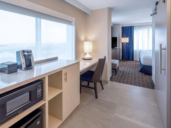 Embassy Suites Boston at Logan Airport : photo 1 de la chambre suite lit king-size – non-fumeurs