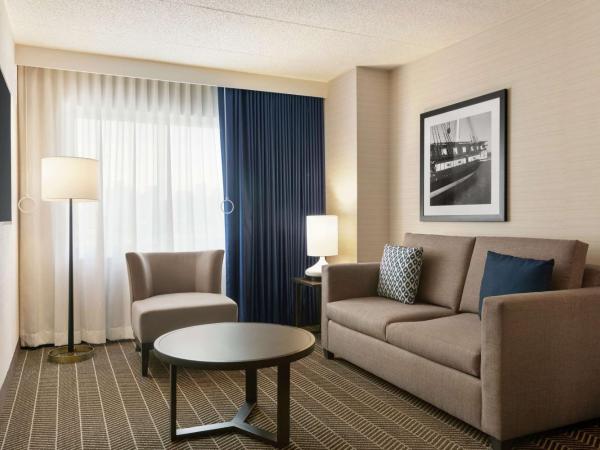Embassy Suites Boston at Logan Airport : photo 3 de la chambre two-room suite with two queen beds - mobility access