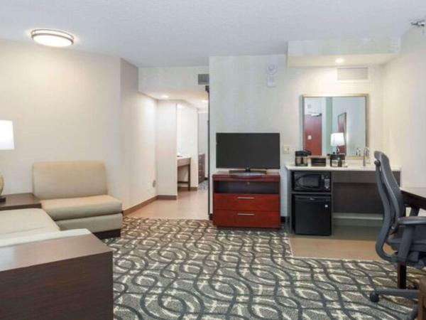 Embassy Suites by Hilton Dallas-Love Field : photo 1 de la chambre suite d'angle lit king-size - accessible aux personnes à mobilité réduite/malentendantes - non-fumeurs