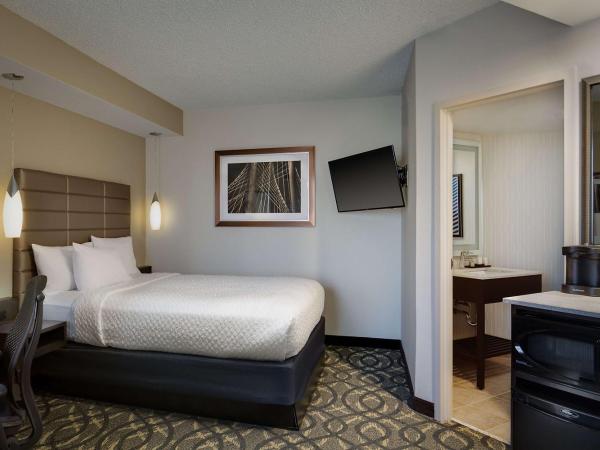 Embassy Suites by Hilton Dallas-Love Field : photo 1 de la chambre chambre lit queen-size standard - non-fumeurs