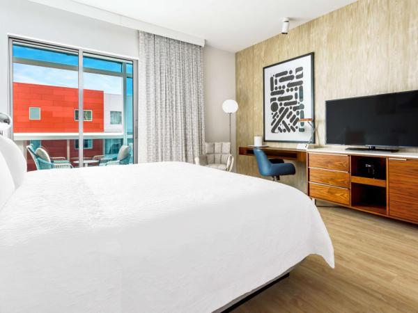 Hampton Inn & Suites Santa Monica : photo 3 de la chambre chambre lit king-size avec balcon - non-fumeurs