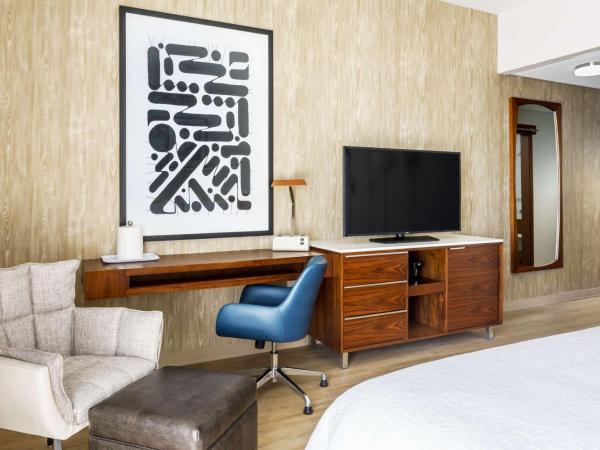 Hampton Inn & Suites Santa Monica : photo 1 de la chambre suite studio lit king-size avec balcon - non-fumeurs