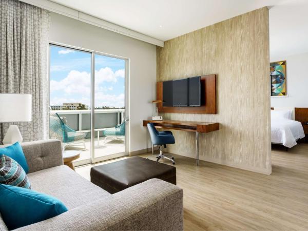 Hampton Inn & Suites Santa Monica : photo 1 de la chambre chambre lit king-size avec balcon - non-fumeurs