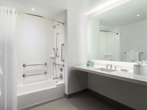 Hampton Inn & Suites Santa Monica : photo 1 de la chambre suite avec 2 lits queen-size - adaptée aux personnes malentendantes/à mobilité réduite - non-fumeurs