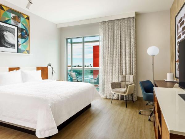 Hampton Inn & Suites Santa Monica : photo 5 de la chambre chambre lit king-size avec balcon - non-fumeurs