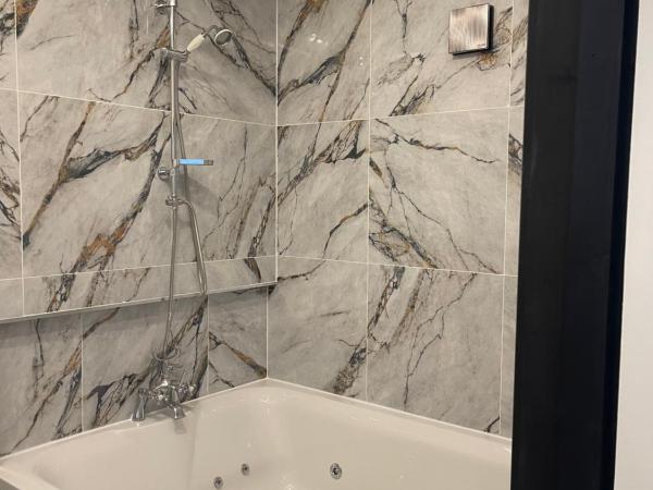 RESIDENCY LUXURY SEAFRONT HOTEL : photo 2 de la chambre suite lit king-size avec baignoire spa