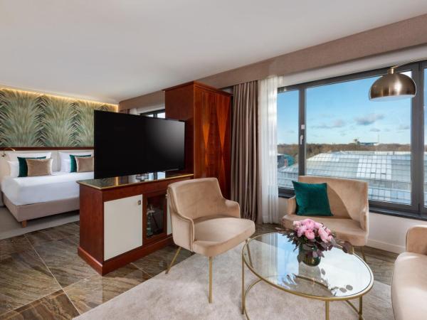 JW Marriott Hotel Berlin : photo 1 de la chambre studio exécutif lit king-size avec accès au salon club exécutif