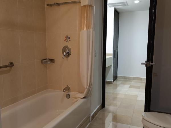 La Quinta by Wyndham Puebla Palmas Angelopolis : photo 6 de la chambre governor king suite with two double beds and city/mountain view - non-smoking