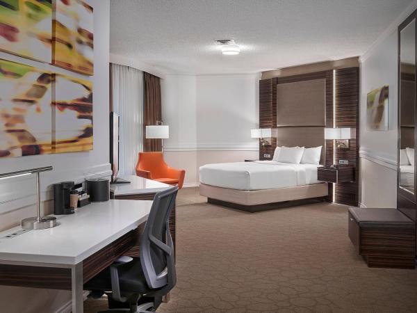 Delta Hotels by Marriott Edmonton Centre Suites : photo 1 de la chambre chambre lit queen-size 