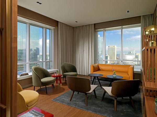 Rotterdam Marriott Hotel : photo 10 de la chambre suite junior lit king-size avec accès au salon club m