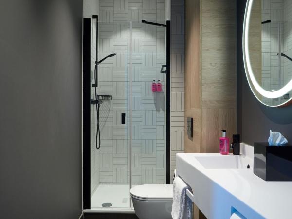 Moxy The Hague : photo 5 de la chambre chambre lit queen-size moxy - vue sur ville