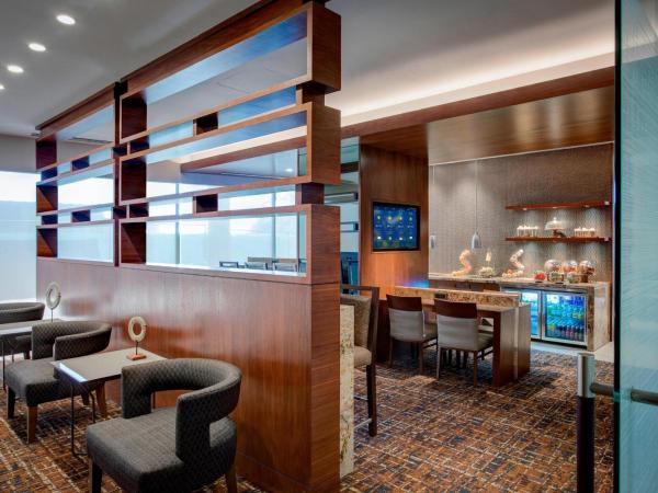 Houston Airport Marriott at George Bush Intercontinental : photo 10 de la chambre chambre lit king-size avec accès au salon club m
