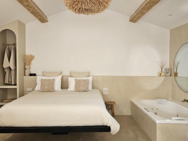 Le Clos des Délices - Love Room : photo 1 de la chambre chambre lit king-size avec baignoire spa