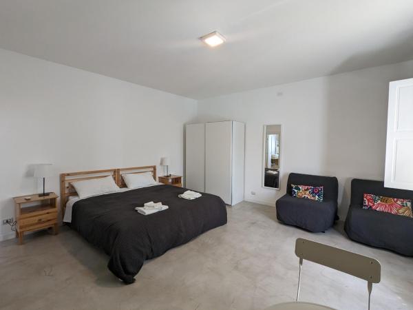 Artemisia B&B : photo 4 de la chambre chambre double ou lits jumeaux - vue sur piscine