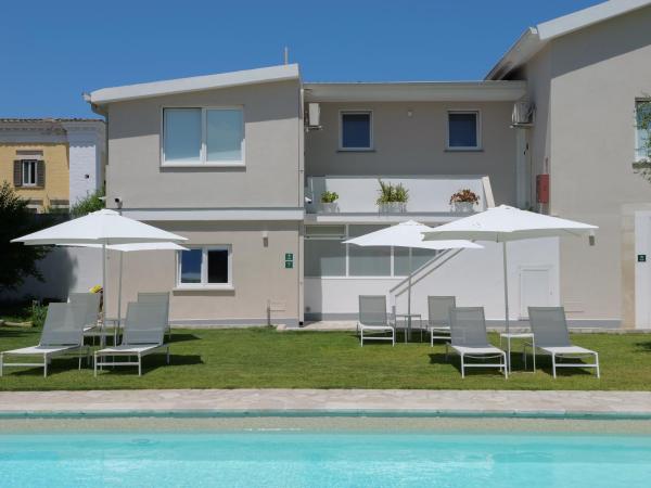 Artemisia B&B : photo 4 de la chambre chambre double ou lits jumeaux - vue sur piscine