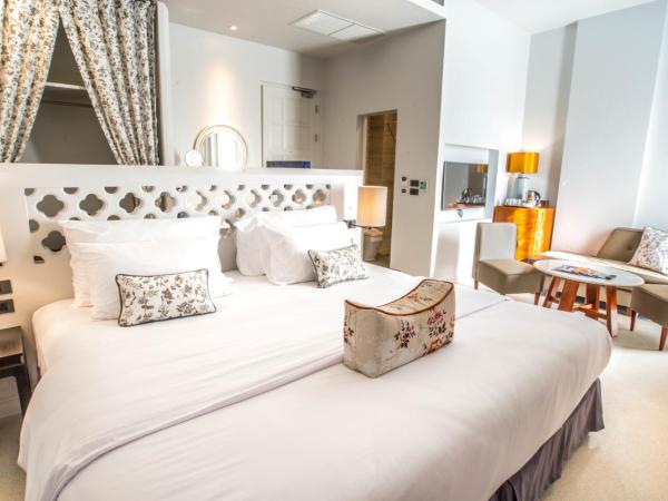 Little Nyonya Hotel : photo 1 de la chambre suite junior avec baignoire