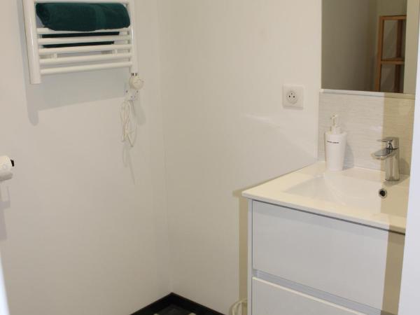 Les AGRIATES : photo 4 de la chambre chambre double deluxe avec douche