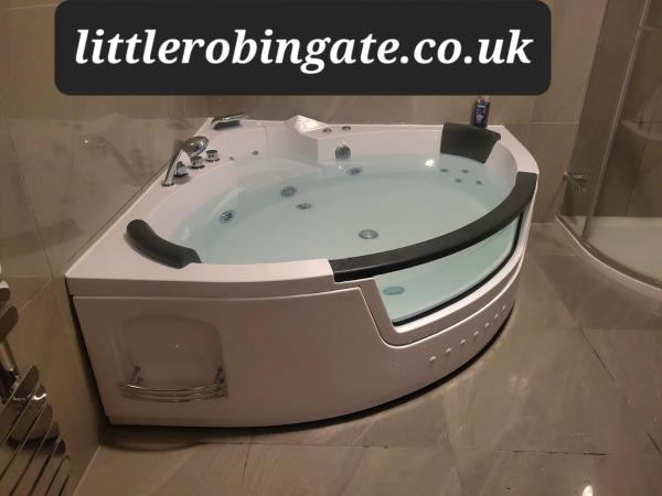 Little Robin Gate - Free Parking - Central - 10 min Walk to Train Station : photo 2 de la chambre chambre lit king-size avec baignoire spa