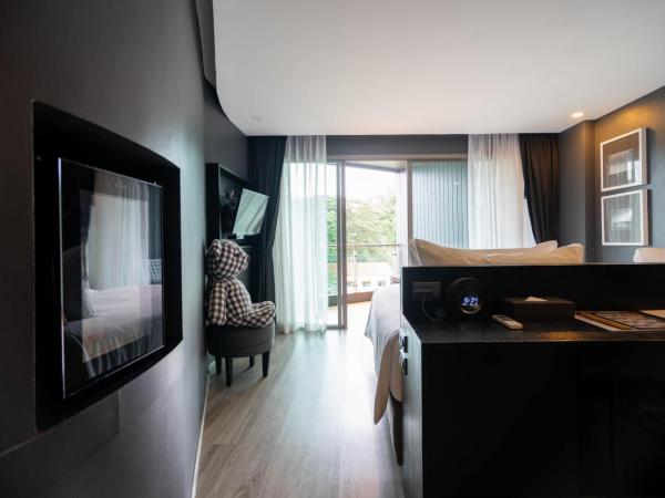 Foto Hotel Phuket Beachfront : photo 2 de la chambre hébergement ozone hall avec balcon