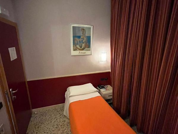 Hotel Parma : photo 2 de la chambre chambre simple avec salle de bains commune