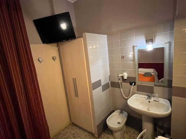 Hotel Parma : photo 3 de la chambre chambre simple avec salle de bains commune