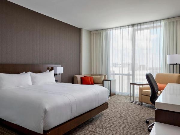 Calgary Airport Marriott In-Terminal Hotel : photo 2 de la chambre chambre lit king-size