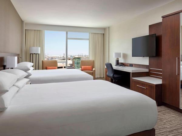 Calgary Airport Marriott In-Terminal Hotel : photo 2 de la chambre chambre 2 lits queen-size - vue sur aéroport