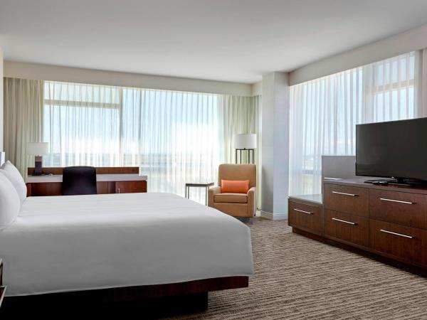 Calgary Airport Marriott In-Terminal Hotel : photo 1 de la chambre chambre d'angle lit king-size